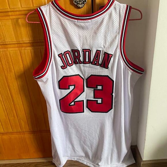 Chicago Bulls Michael Jordan #23 White Jersey - Picture 4 of 5